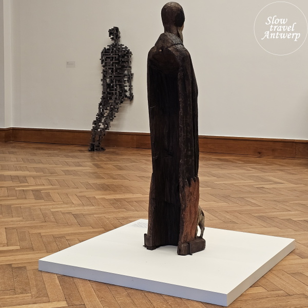 Antony Gormley - tentoonstelling Geestgrond - KMSKA - Heilige Antonius de Grote van Egypte in hout uit museumcollectie en achteraan een Weave werk van Gormley Antony Gormley - tentoonstelling Geestgrond - KMSKA - Heilige Antonius de Grote van Egypte in hout uit museumcollectie en achteraan een Weave werk van Gormley