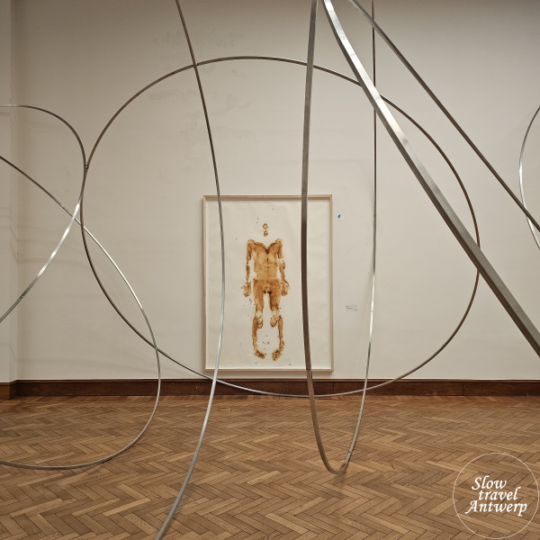 Antony Gormley - tentoonstelling Geestgrond - KMSKA - Ground = bodyprint met lijnzaadolie en Texan crude oil in Orbit Field III opgebouwd uit 37 ringen Antony Gormley - tentoonstelling Geestgrond - KMSKA - Ground = bodyprint met lijnzaadolie en Texan crude oil in Orbit Field III opgebouwd uit 37 ringen